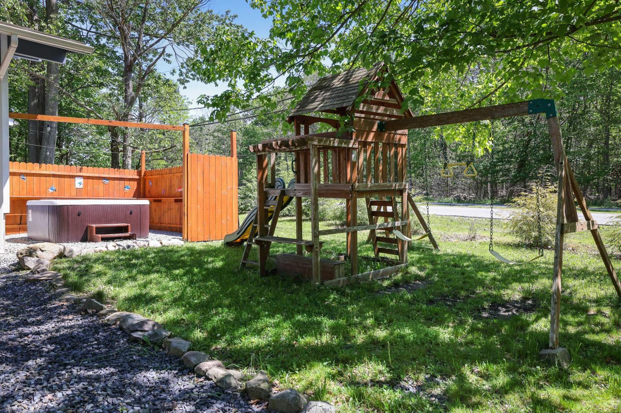 Chic And Stylish Home Hot Tub,4 Bedrooms, Game Movie Room, Firepit, Arcades, Playground On Site 2 Min Walk From Pool And Lake Tobyhanna Екстериор снимка